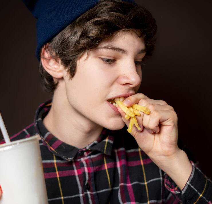 Τι είναι το «boy kibble» στο TikTok και γιατί οι ειδικοί προειδοποιούν τους γονείς