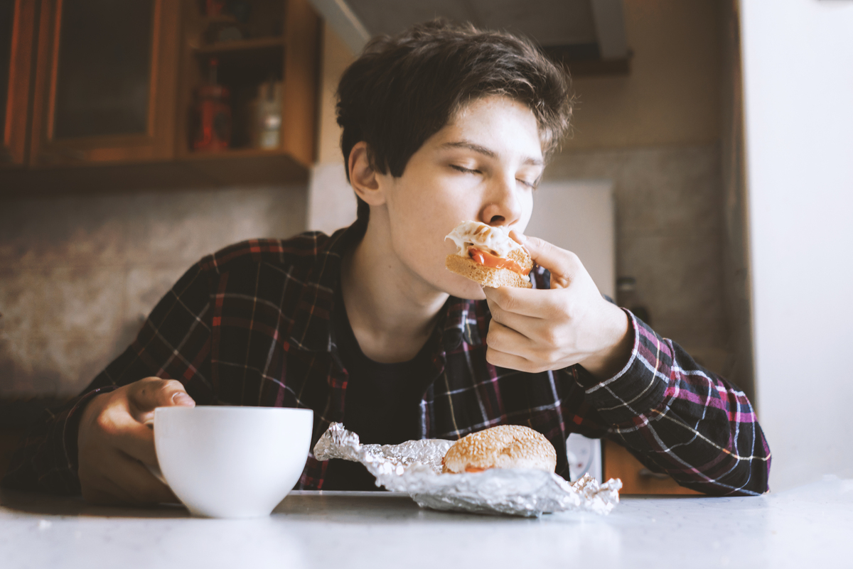 Τι είναι το «boy kibble» στο TikTok και γιατί οι ειδικοί προειδοποιούν τους γονείς