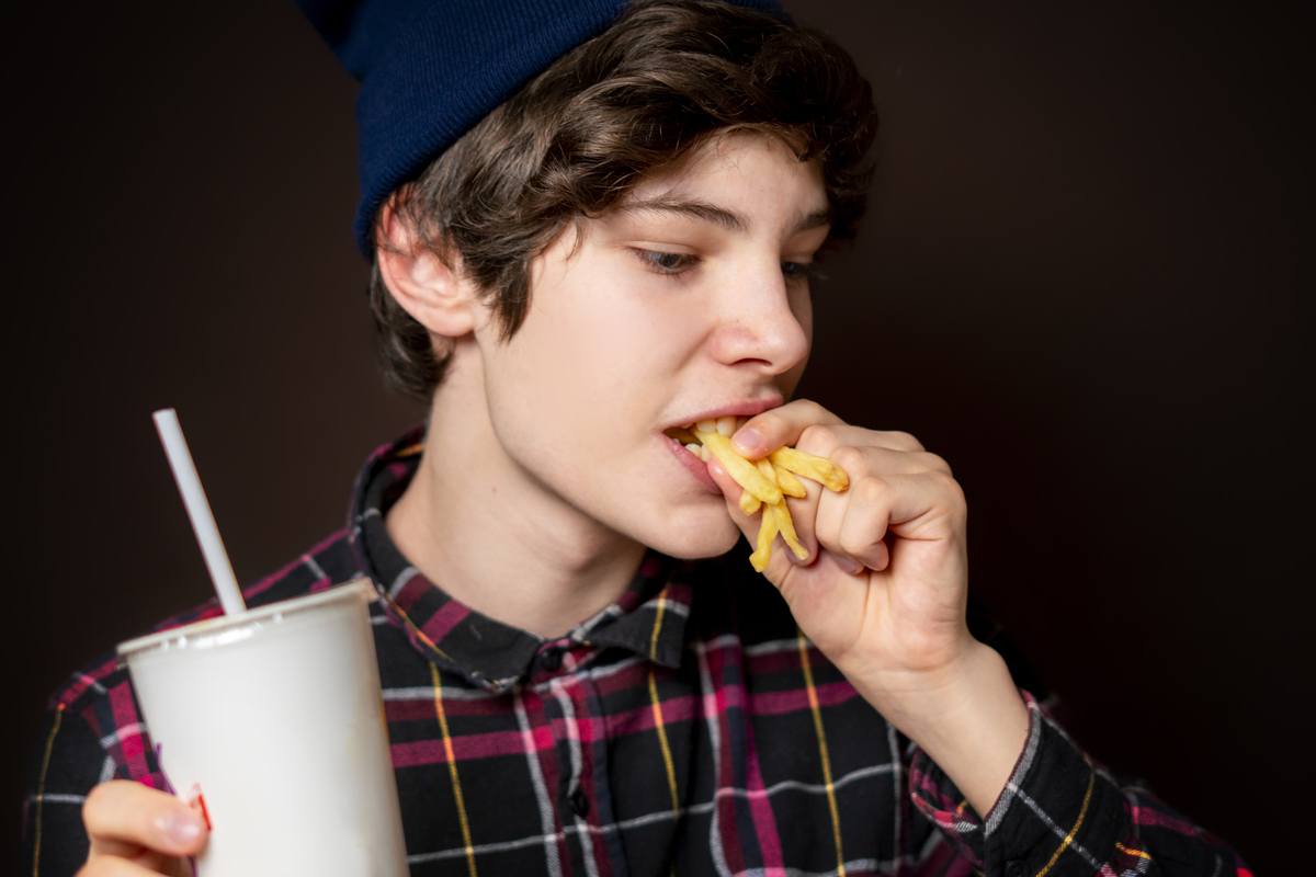 Τι είναι το «boy kibble» στο TikTok και γιατί οι ειδικοί προειδοποιούν τους γονείς