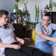 9 πράγματα που θέλουν οι έφηβοι να ξέρουν οι γονείς τους (αλλά σπάνια λένε)