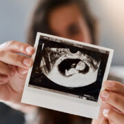 Πώς αναπτύσσονται οι 5 αισθήσεις του μωρού στη μήτρα