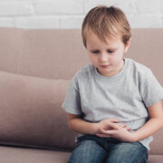 Παιδικό στρες και προβλήματα εντέρου: νέα μελέτη συνδέει την πρώιμη δυσκολία με μακροχρόνιες πεπτικές διαταραχές