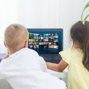 Ως μαμά, να γιατί νιώθω ανακούφιση και προβληματισμό για την καταδίκη Google και Meta