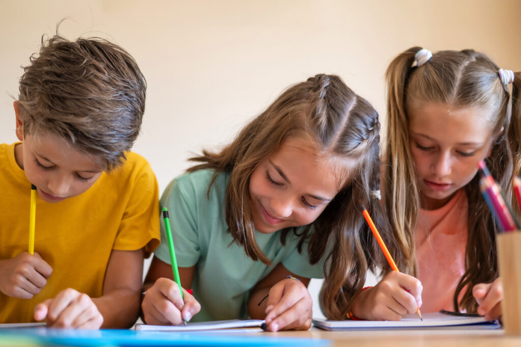 Λεπτή κινητική δεξιότητα και κράτημα μολυβιού – πώς να βοηθήσετε ένα παιδί που δυσκολεύεται στη γραφή