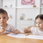 Λεπτή κινητική δεξιότητα και κράτημα μολυβιού – πώς να βοηθήσετε ένα παιδί που δυσκολεύεται στη γραφή