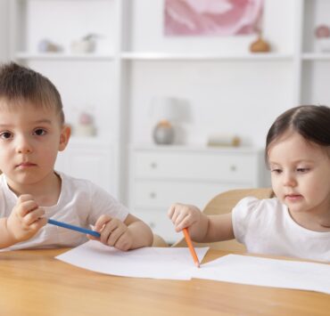 Λεπτή κινητική δεξιότητα και κράτημα μολυβιού – πώς να βοηθήσετε ένα παιδί που δυσκολεύεται στη γραφή