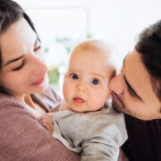 Γιατί το μωρό προτιμά τον έναν γονέα: τι είναι φυσιολογικό και πώς να δυναμώσετε το δέσιμο