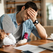 Μελέτη στη Σουηδία: Η ψυχική υγεία των πατέρων επιβαρύνεται περισσότερο περίπου έναν χρόνο μετά τη γέννηση