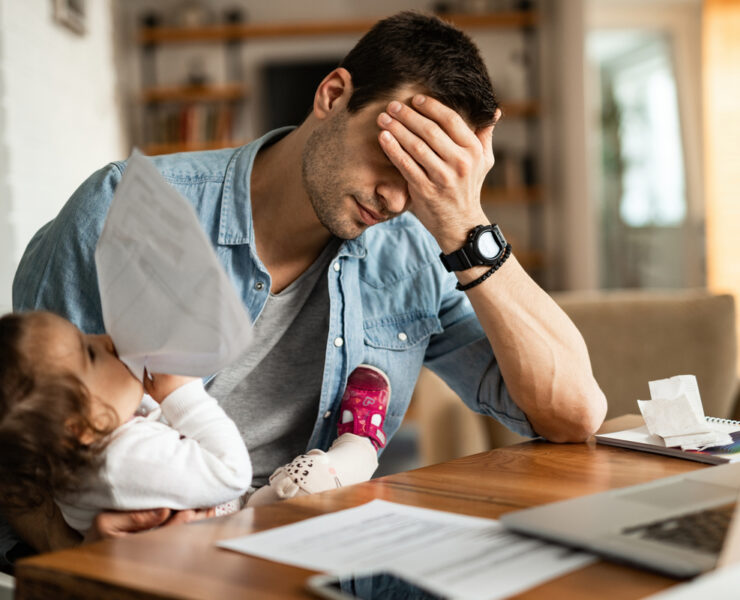 Μελέτη στη Σουηδία: Η ψυχική υγεία των πατέρων επιβαρύνεται περισσότερο περίπου έναν χρόνο μετά τη γέννηση