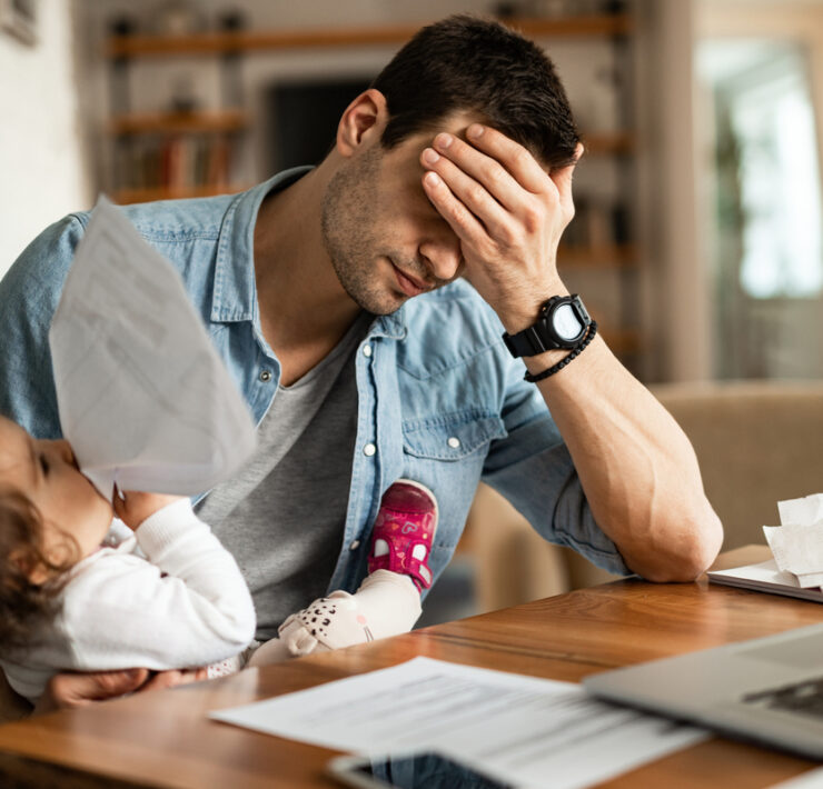 Μελέτη στη Σουηδία: Η ψυχική υγεία των πατέρων επιβαρύνεται περισσότερο περίπου έναν χρόνο μετά τη γέννηση