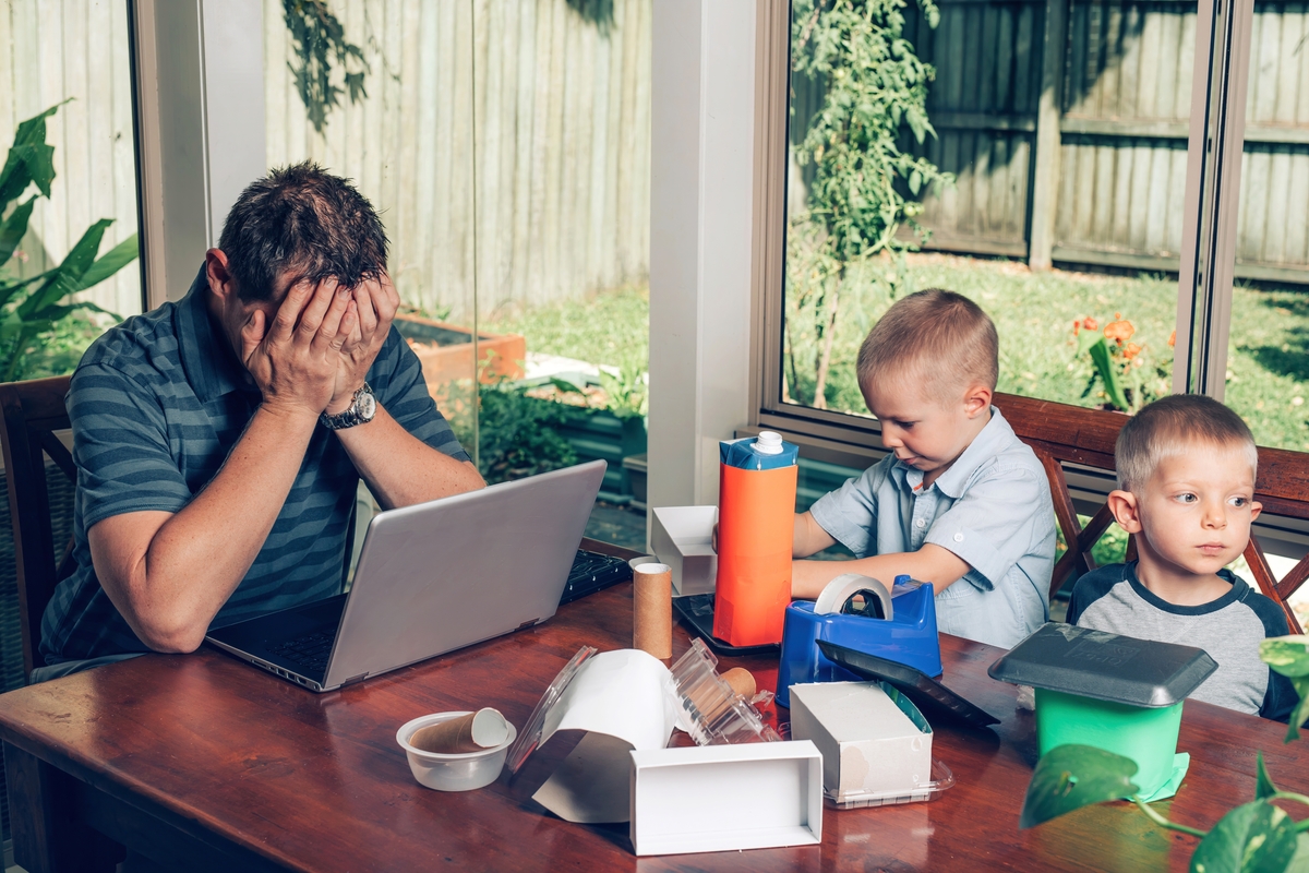 Μελέτη στη Σουηδία: Η ψυχική υγεία των πατέρων επιβαρύνεται περισσότερο περίπου έναν χρόνο μετά τη γέννηση