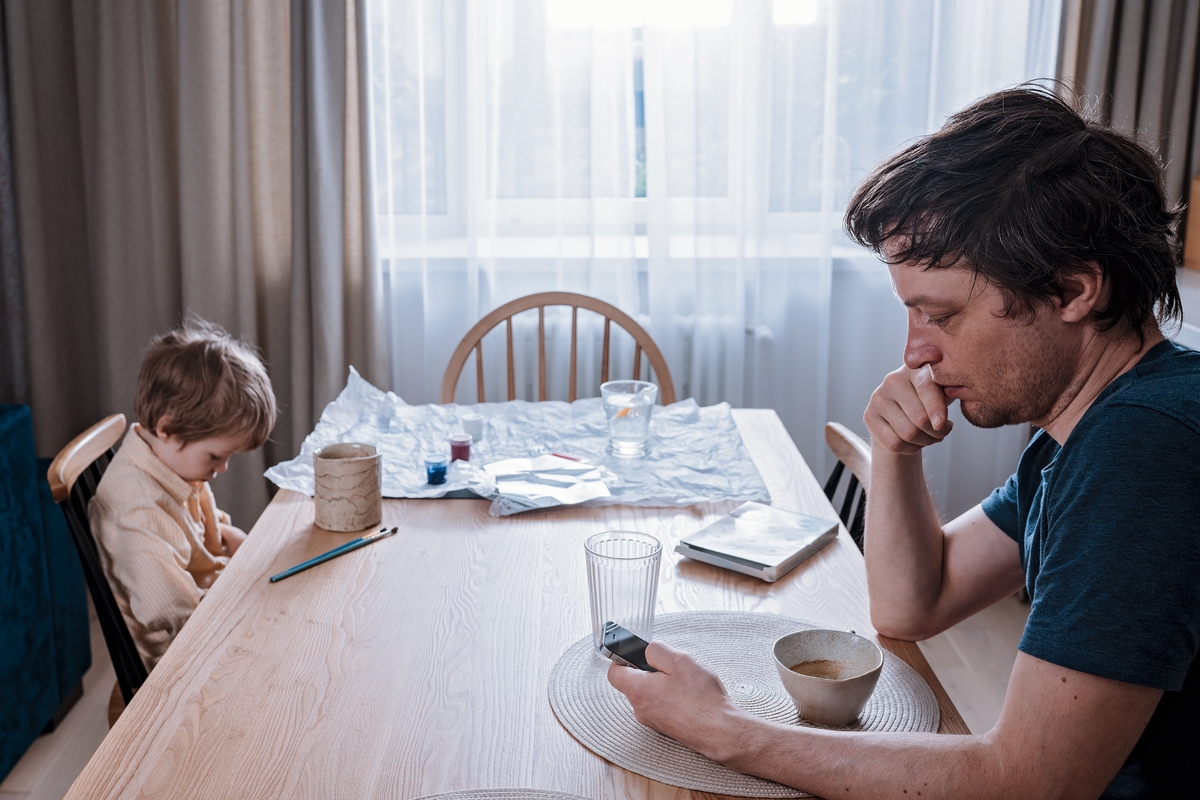 Μελέτη στη Σουηδία: Η ψυχική υγεία των πατέρων επιβαρύνεται περισσότερο περίπου έναν χρόνο μετά τη γέννηση