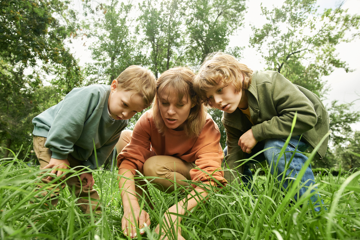 40 καταπληκτικά οφέλη του παιχνιδιού στη φύση για τα παιδιά