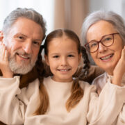 Παππούδες «ελικόπτερα»: Όταν η αγάπη πνίγει... και πώς να βάλετε όρια με χάρη