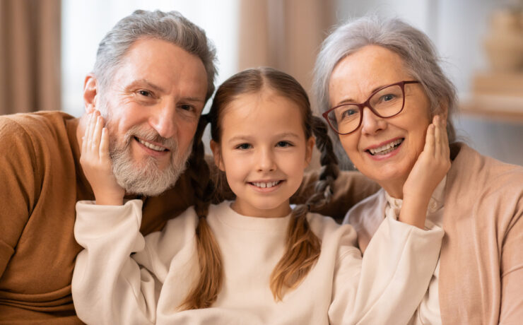 Παππούδες «ελικόπτερα»: Όταν η αγάπη πνίγει... και πώς να βάλετε όρια με χάρη