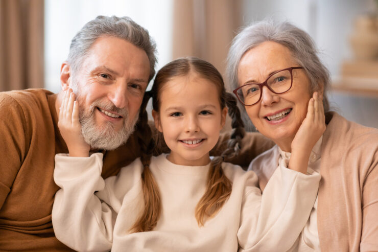 Παππούδες «ελικόπτερα»: Όταν η αγάπη πνίγει... και πώς να βάλετε όρια με χάρη