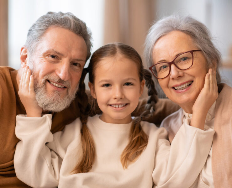 Παππούδες «ελικόπτερα»: Όταν η αγάπη πνίγει... και πώς να βάλετε όρια με χάρη