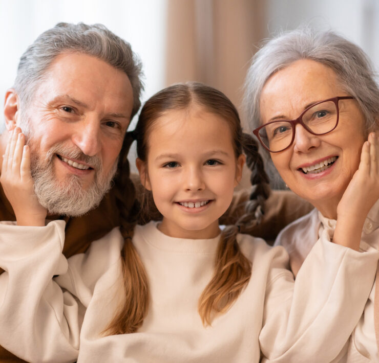 Παππούδες «ελικόπτερα»: Όταν η αγάπη πνίγει... και πώς να βάλετε όρια με χάρη