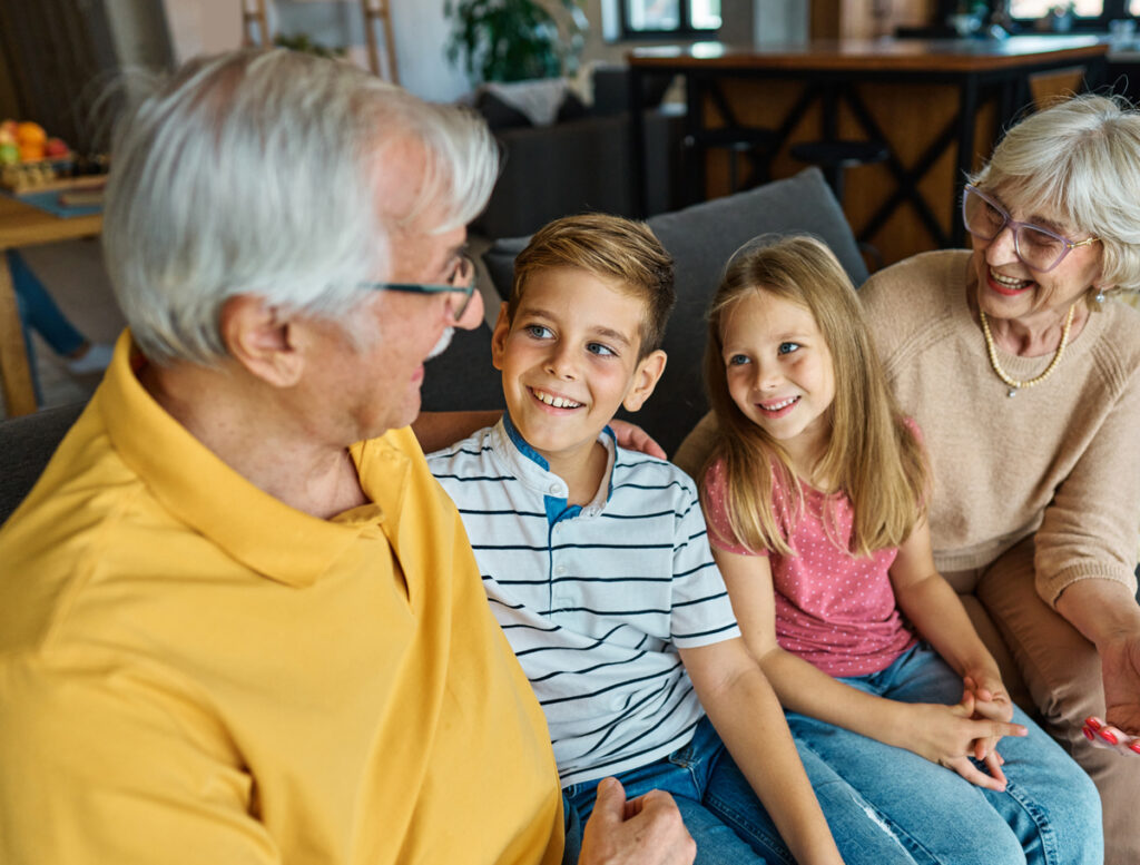Παππούδες «ελικόπτερα»: Όταν η αγάπη πνίγει... και πώς να βάλετε όρια με χάρη