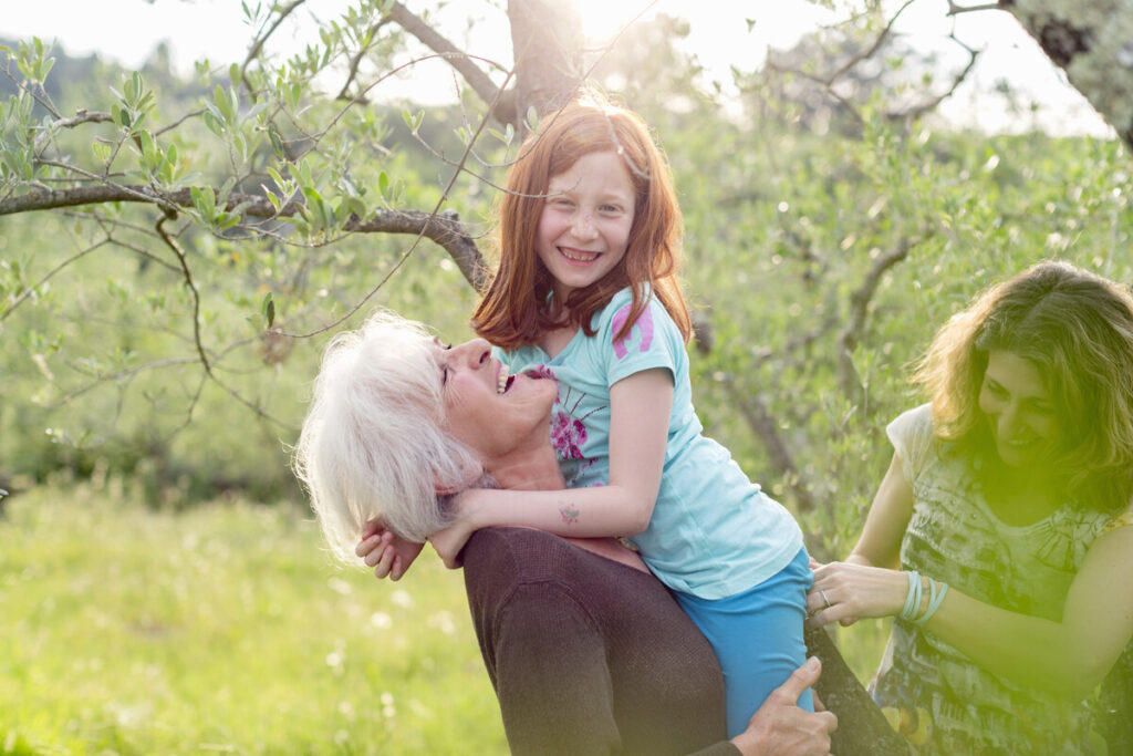 Παππούδες «ελικόπτερα»: Όταν η αγάπη πνίγει... και πώς να βάλετε όρια με χάρη