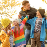 Γονείς στο «εδώ και τώρα»: 6 απλοί τρόποι να αφήσετε το κινητό και να συνδεθείτε ουσιαστικά με τα παιδιά σας