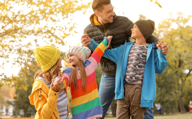 Γονείς στο «εδώ και τώρα»: 6 απλοί τρόποι να αφήσετε το κινητό και να συνδεθείτε ουσιαστικά με τα παιδιά σας