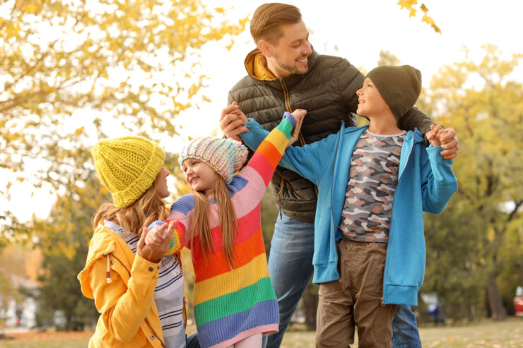 Γονείς στο «εδώ και τώρα»: 6 απλοί τρόποι να αφήσετε το κινητό και να συνδεθείτε ουσιαστικά με τα παιδιά σας