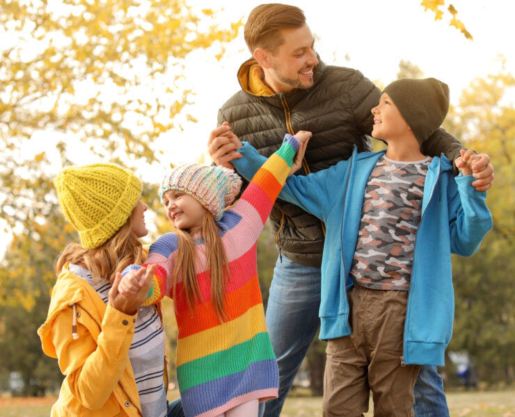 Γονείς στο «εδώ και τώρα»: 6 απλοί τρόποι να αφήσετε το κινητό και να συνδεθείτε ουσιαστικά με τα παιδιά σας