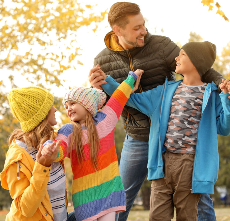 Γονείς στο «εδώ και τώρα»: 6 απλοί τρόποι να αφήσετε το κινητό και να συνδεθείτε ουσιαστικά με τα παιδιά σας