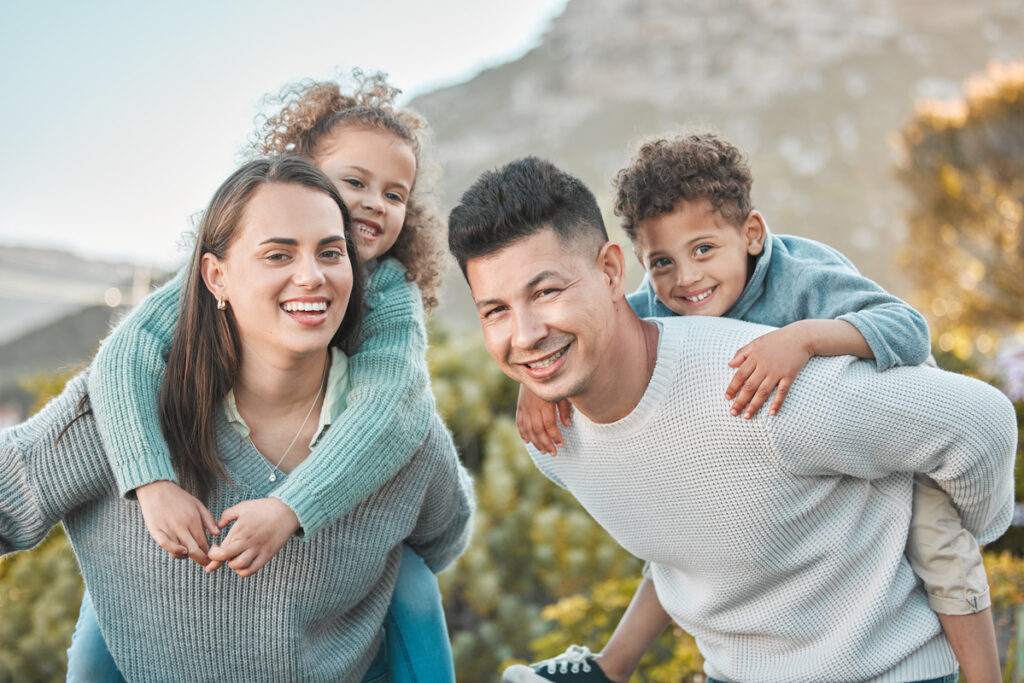 Γονείς στο «εδώ και τώρα»: 6 απλοί τρόποι να αφήσετε το κινητό και να συνδεθείτε ουσιαστικά με τα παιδιά σας