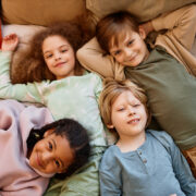 Πώς να προστατεύσετε το παιδί σας από το στρες και το άγχος στον σύγχρονο κόσμο