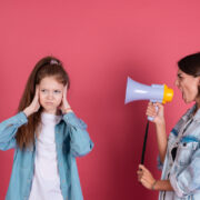 7 λόγοι που το παιδί σας δεν ακούει (και τι να κάνετε γι’ αυτό)