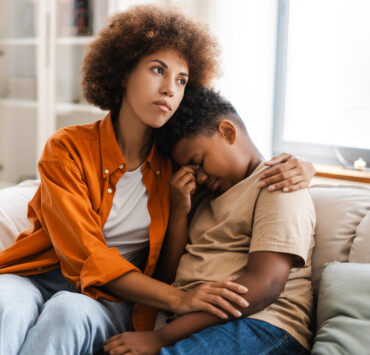 Το τραύμα στην παιδική ηλικία: Γιατί τα παιδιά «πληγώνονται» πιο βαθιά από τους ενήλικες;