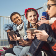 Όρια οθόνης δεν αρκούν: Γιατί το πώς είναι σχεδιασμένες οι πλατφόρμες καθορίζει την ψηφιακή ζωή των παιδιών