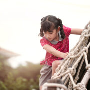 Πώς να χτίσετε αυτοπεποίθηση στα παιδιά: πρακτικές στρατηγικές για γονείς