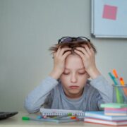 10 κρυφά σημάδια άγχους στα παιδιά που οι περισσότεροι γονείς δεν αναγνωρίζουν