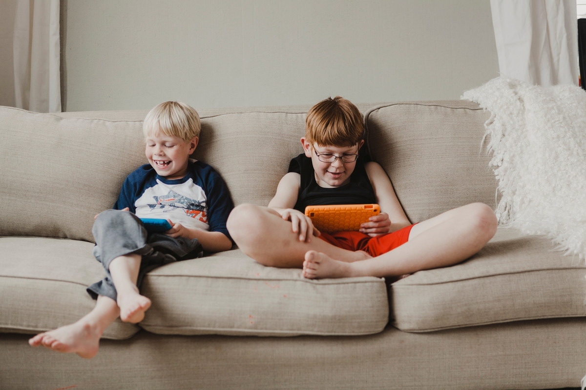 Ο χρόνος οθόνης δεν είναι το βασικό: 9 ερωτήσεις για να καταλάβετε αν το παιδί σας είναι καλά