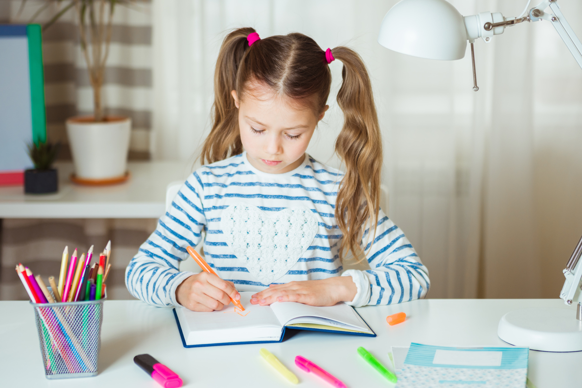 Πώς να βελτιώσετε τις δεξιότητες δημιουργικής γραφής του παιδιού σας