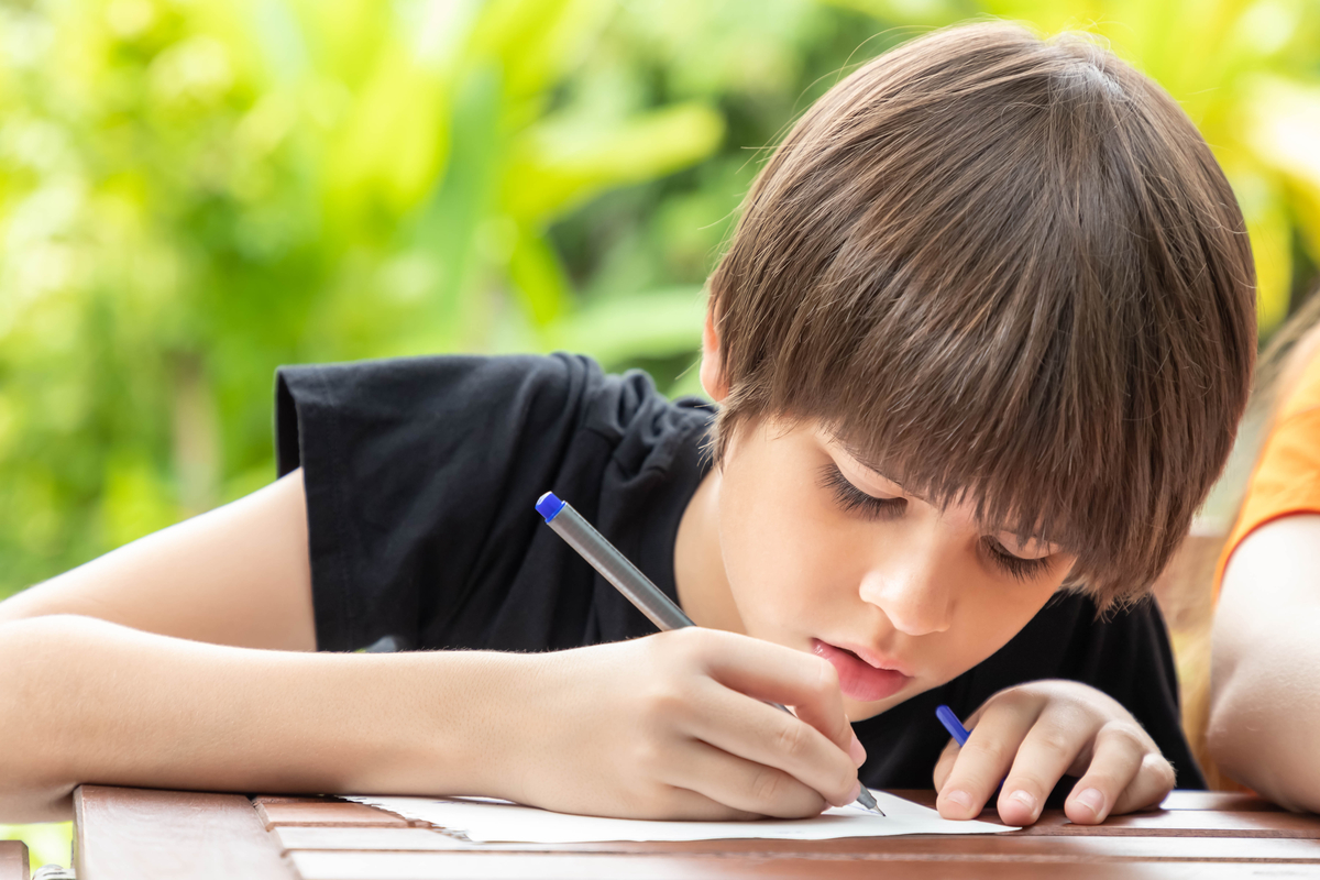 Πώς να βελτιώσετε τις δεξιότητες δημιουργικής γραφής του παιδιού σας