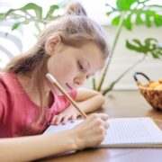 Δημιουργική γραφή: Πώς να βελτιώσετε τις δεξιότητες γραπτού λόγου του παιδιού σας