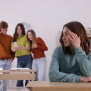 Εφηβική αγωνία (teen angst): σημάδια, αιτίες και πώς να στηρίξετε τον/την έφηβο/η