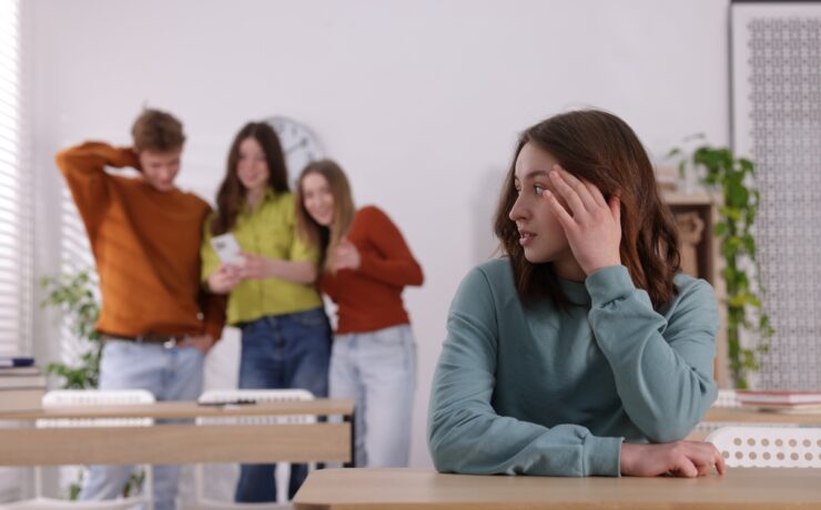 Εφηβική αγωνία (teen angst): σημάδια, αιτίες και πώς να στηρίξετε τον/την έφηβο/η