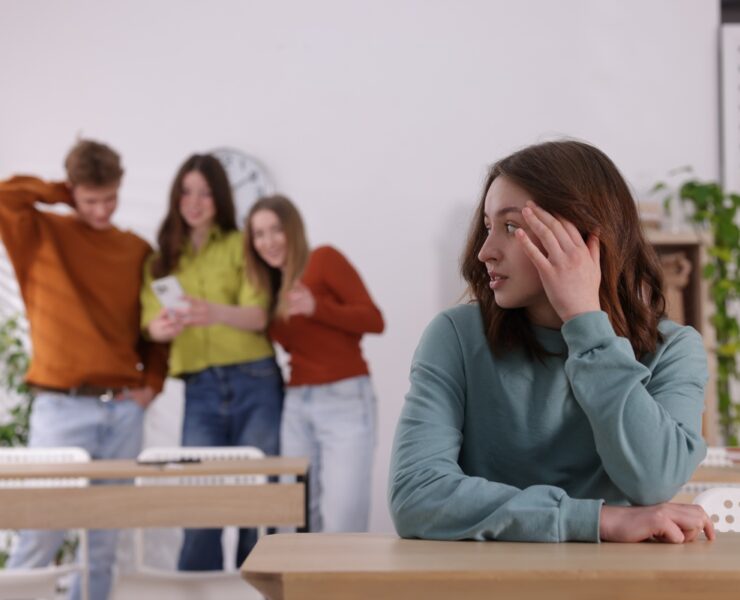 Εφηβική αγωνία (teen angst): σημάδια, αιτίες και πώς να στηρίξετε τον/την έφηβο/η