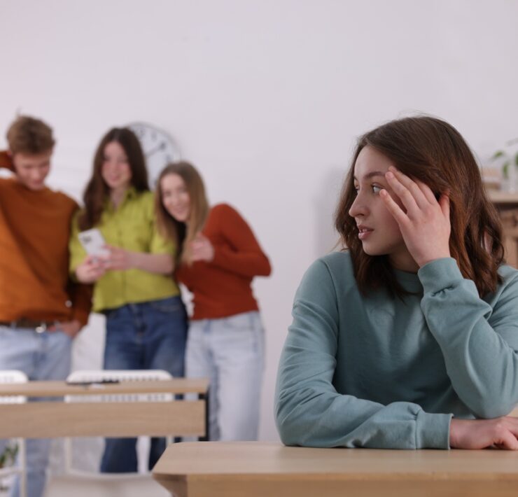 Εφηβική αγωνία (teen angst): σημάδια, αιτίες και πώς να στηρίξετε τον/την έφηβο/η