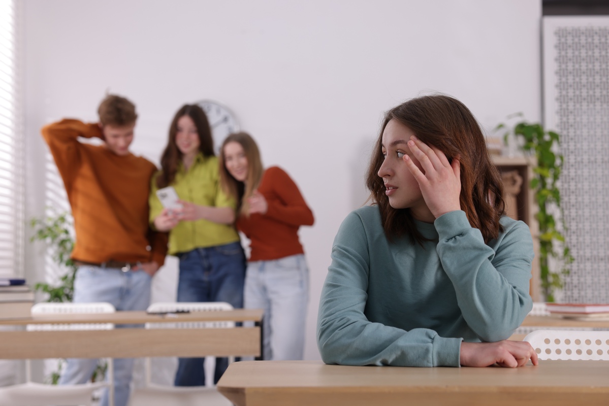 Εφηβική αγωνία (teen angst): σημάδια, αιτίες και πώς να στηρίξετε τον/την έφηβο/η