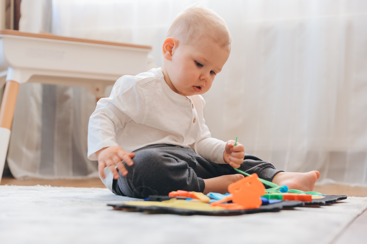 Εγκέφαλος μωρού: Τι πραγματικά βοηθά (και τι όχι) την ανάπτυξη στα πρώτα χρόνια