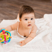 Εγκέφαλος μωρού: Τι πραγματικά βοηθά (και τι όχι) την ανάπτυξη στα πρώτα χρόνια