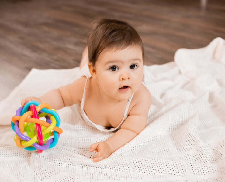 Εγκέφαλος μωρού: Τι πραγματικά βοηθά (και τι όχι) την ανάπτυξη στα πρώτα χρόνια