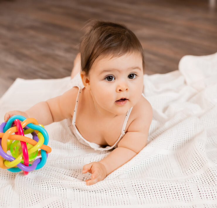 Εγκέφαλος μωρού: Τι πραγματικά βοηθά (και τι όχι) την ανάπτυξη στα πρώτα χρόνια