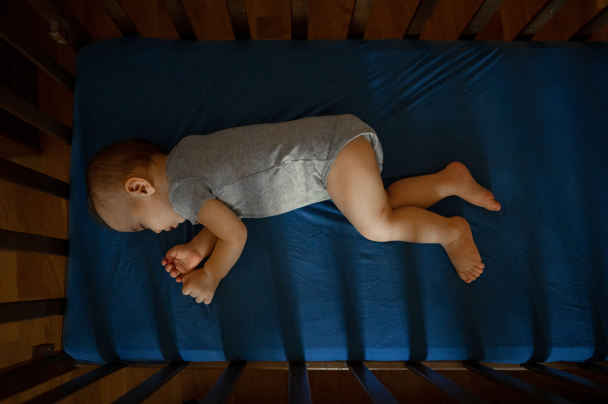 Εκπαίδευση ύπνου σε «πεισματάρικο» μωρό: 6 πρακτικές στρατηγικές για να κοιμάται καλύτερα